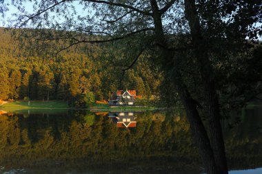 Göl evi yansıması