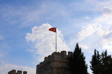 Bir kale üzerinde Türk bayrağı