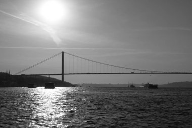 Boğaziçi Köprüsü'nün siyah beyaz fotoğraf