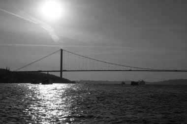 Boğaziçi Köprüsü'nün siyah beyaz fotoğraf