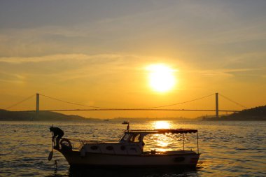 Boğaz Köprüsü ve günbatımı zamanı bir teknede