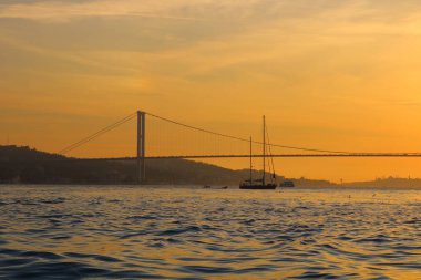 Boğaz Köprüsü ve turuncu gökyüzü