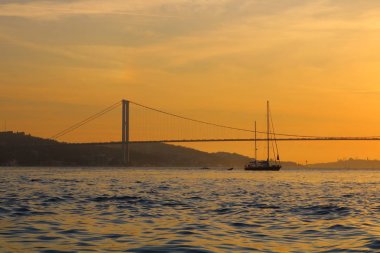 Boğaz Köprüsü ve bir tekne