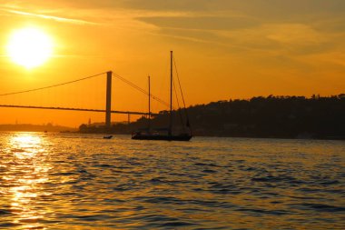 Boğaz Köprüsü ve bir tekne