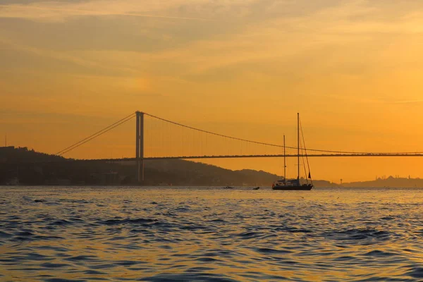 Bosporenbron Och Båt — Stockfoto