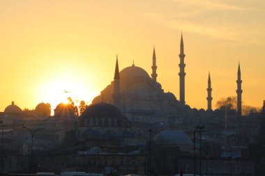 Günbatımı ve Süleyman Camii. Ramazan, iftar, kandil, kadir gecesi (laylat al-qadr), İslami yeni yıl, Kurban Bayramı arkaplan fotoğrafı.