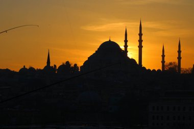 Süleyman Camii 'nin silueti. Ramazan, iftar, kandil, kadir gecesi (laylat al-qadr), İslami yeni yıl, Kurban Bayramı arkaplan fotoğrafı.
