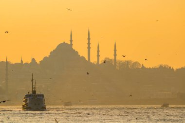 Süleyman Camii ve İstanbul 'da boğazdaki feribot. Ramazan, iftar, kandil, kadir gecesi (laylat al-qadr), İslami yeni yıl, Kurban Bayramı arkaplan fotoğrafı.