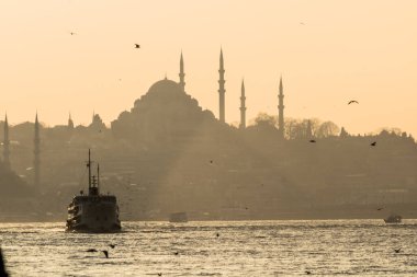 Süleyman Camii ve İstanbul 'da boğazdaki feribot. Ramazan, iftar, kandil, kadir gecesi (laylat al-qadr), İslami yeni yıl, Kurban Bayramı arkaplan fotoğrafı.