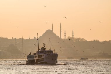 Süleyman Camii ve İstanbul 'da boğazdaki feribot. Ramazan, iftar, kandil, kadir gecesi (laylat al-qadr), İslami yeni yıl, Kurban Bayramı arkaplan fotoğrafı.