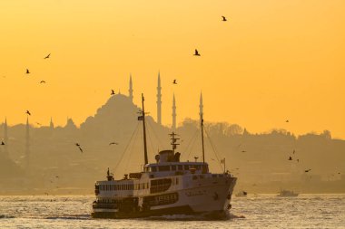 Süleyman Camii ve İstanbul 'da boğazdaki feribot. Ramazan, iftar, kandil, kadir gecesi (laylat al-qadr), İslami yeni yıl, Kurban Bayramı arkaplan fotoğrafı.