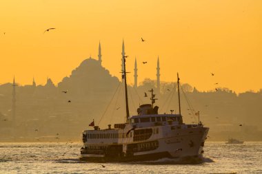 Süleyman Camii ve İstanbul 'da boğazdaki feribot. Ramazan, iftar, kandil, kadir gecesi (laylat al-qadr), İslami yeni yıl, Kurban Bayramı arkaplan fotoğrafı.