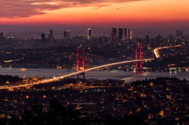 İstanbul 'daki Camlica Tepesi' nden Sunset 'teki Boğaz Köprüsü