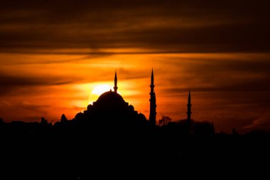 İstanbul 'da gün batımında Süleyman Camii. Ramazan, iftar, kandil, kadir gecesi (laylat al-qadr), İslami yeni yıl, Kurban Bayramı arkaplan fotoğrafı.
