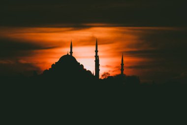 İstanbul 'da gün batımında Süleyman Camii. Ramazan, iftar, kandil, kadir gecesi (laylat al-qadr), İslami yeni yıl, Kurban Bayramı arkaplan fotoğrafı.