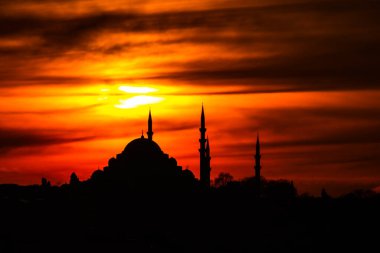İstanbul 'da gün batımında Süleyman Camii. Ramazan, iftar, kandil, kadir gecesi (laylat al-qadr), İslami yeni yıl, Kurban Bayramı arkaplan fotoğrafı.