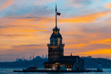 İstanbul 'da gün batımında Bakire Kulesi. Uskudar 'da Kizkulesi. Günbatımında İstanbul şehri manzarası. İstanbul arka plan fotoğrafı.