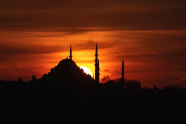İstanbul 'da gün batımında Süleyman Camii. Ramazan, iftar, kandil, kadir gecesi (laylat al-qadr), İslami yeni yıl, Kurban Bayramı arkaplan fotoğrafı.