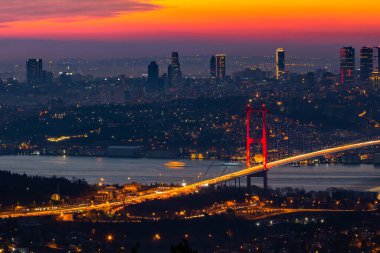 Camlica Hill 'den Dusk' taki Boğaz Köprüsü.