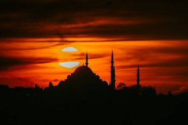 İstanbul 'da gün batımında Süleyman Camii. Ramazan, iftar, kandil, kadir gecesi (laylat al-qadr), İslami yeni yıl, Kurban Bayramı arkaplan fotoğrafı.