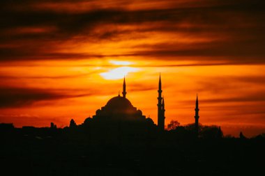 İstanbul 'da gün batımında Süleyman Camii. Ramazan, iftar, kandil, kadir gecesi (laylat al-qadr), İslami yeni yıl, Kurban Bayramı arkaplan fotoğrafı.