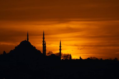 İstanbul 'da gün batımında Süleyman Camii. Ramazan, iftar, kandil, kadir gecesi (laylat al-qadr), İslami yeni yıl, Kurban Bayramı arkaplan fotoğrafı.