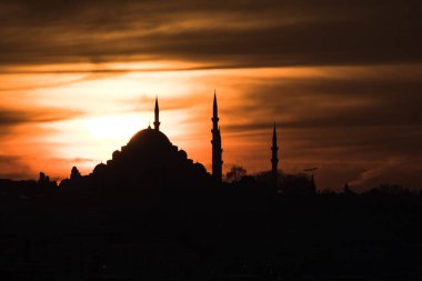 İstanbul 'da gün batımında Süleyman Camii. Ramazan, iftar, kandil, kadir gecesi (laylat al-qadr), İslami yeni yıl, Kurban Bayramı arkaplan fotoğrafı.