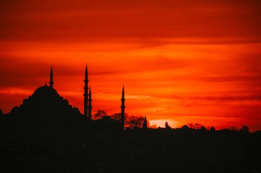 İstanbul 'da gün batımında Süleyman Camii. Ramazan, iftar, kandil, kadir gecesi (laylat al-qadr), İslami yeni yıl, Kurban Bayramı arkaplan fotoğrafı.