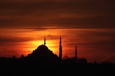 İstanbul 'da gün batımında Süleyman Camii. Ramazan, iftar, kandil, kadir gecesi (laylat al-qadr), İslami yeni yıl, Kurban Bayramı arkaplan fotoğrafı.
