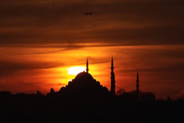Günbatımında Süleyman Camii. İstanbul 'da gün batımında dramatik bulutlar. İstanbul 'a gidiyorum. Ramazan, iftar, kandil, kadir gecesi (laylat al-qadr), İslami yeni yıl, Kurban Bayramı arkaplan fotoğrafı.