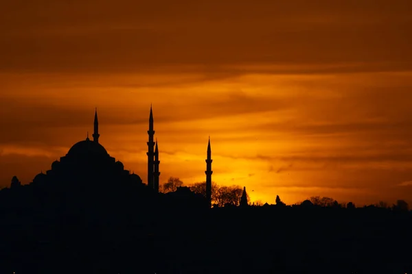 イスタンブールの日没でSuleymaniyeモスク ラマダーン月 イフタール月 カンディル月 カディール月 イスラム教の新年 イードムバラク背景写真 — ストック写真