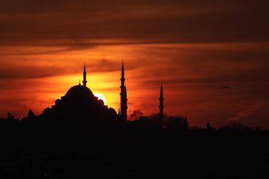 İstanbul 'da gün batımında Süleyman Camii. Ramazan, iftar, kandil, kadir gecesi (laylat al-qadr), İslami yeni yıl, Kurban Bayramı arkaplan fotoğrafı.