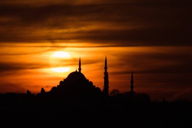 İstanbul 'da gün batımında Süleyman Camii. Ramazan, iftar, kandil, kadir gecesi (laylat al-qadr), İslami yeni yıl, Kurban Bayramı arkaplan fotoğrafı.