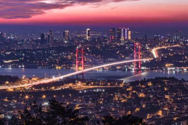 İstanbul 'daki Camlica Tepesi' nden şafakta Boğaziçi Köprüsü