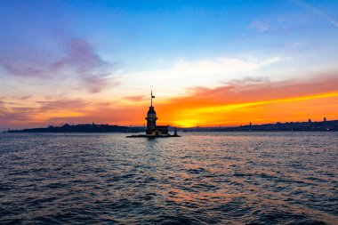 Gün batımında Bakire Kulesi 'nde. İstanbul arka plan fotoğrafı. İstanbul şehri manzarası. İstanbul 'da gün batımı. İstanbul 'a gidiyorum. Uskudar.