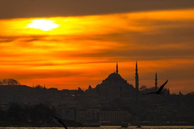 Günbatımında Süleyman Camii. İstanbul 'da gün batımında dramatik bulutlar. İstanbul 'a gidiyorum. Ramazan, iftar, kandil, kadir gecesi (laylat al-qadr), İslami yeni yıl, Kurban Bayramı arkaplan fotoğrafı.