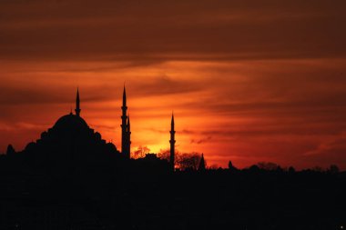 Günbatımında Süleyman Camii. İstanbul 'da gün batımında dramatik bulutlar. İstanbul 'a gidiyorum. Ramazan, iftar, kandil, kadir gecesi (laylat al-qadr), İslami yeni yıl, Kurban Bayramı arkaplan fotoğrafı.