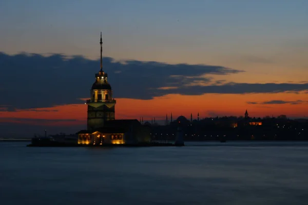 Torre Della Fanciulla Aka Kiz Kulesi Tramonto Paesaggio Urbano Istanbul — Foto Stock