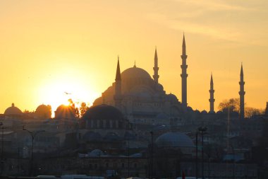 İstanbul 'da gün batımında Süleyman Camii. Ramazan, iftar, kandil, kadir gecesi (laylat al-qadr), İslami yeni yıl, Kurban Bayramı arkaplan fotoğrafı.