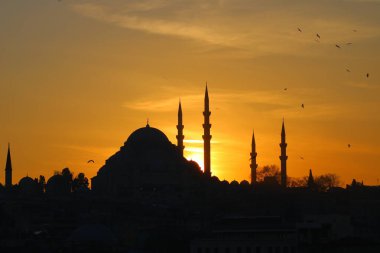 İstanbul 'da gün batımında Süleyman Camii. Ramazan, iftar, kandil, kadir gecesi (laylat al-qadr), İslami yeni yıl, Kurban Bayramı arkaplan fotoğrafı.