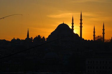 İstanbul 'da gün batımında Süleyman Camii. Ramazan, iftar, kandil, kadir gecesi (laylat al-qadr), İslami yeni yıl, Kurban Bayramı arkaplan fotoğrafı.