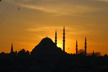 İstanbul 'da gün batımında Süleyman Camii. Ramazan, iftar, kandil, kadir gecesi (laylat al-qadr), İslami yeni yıl, Kurban Bayramı arkaplan fotoğrafı.