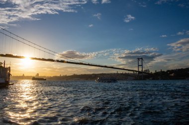 İstanbul 'da gün batımında Boğaziçi Köprüsü