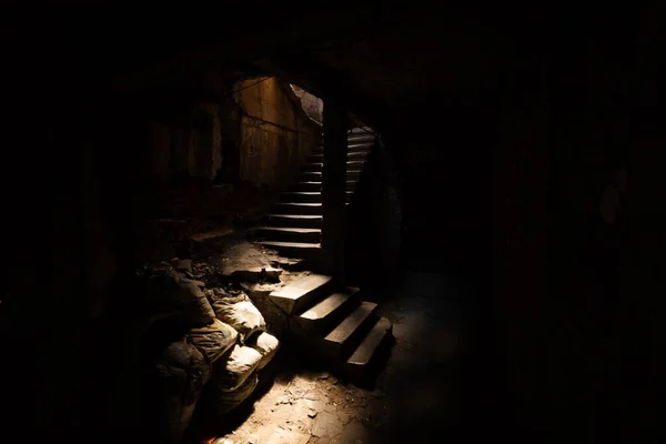 Escadas Porão Iluminadas Pela Luz Solar Cima Lugares Escuros Horror — Fotografia de Stock