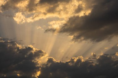 Gün batımında bulutlar ve güneş ışığı