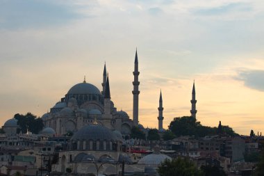 İstanbul 'da gün batımında Süleyman Camii. Ramazan, iftar, kandil, kadir gecesi (laylat al-qadr), İslami yeni yıl, Kurban Bayramı arkaplan fotoğrafı.