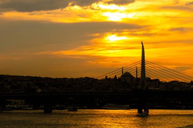 İstanbul 'da bulutlu gökyüzü ile gün batımı