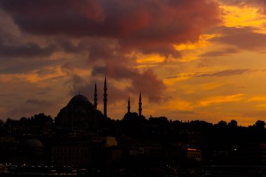 İstanbul 'da gün batımında Süleyman Camii. Ramazan, iftar, kandil, kadir gecesi (laylat al-qadr), İslami yeni yıl, Kurban Bayramı arkaplan fotoğrafı.