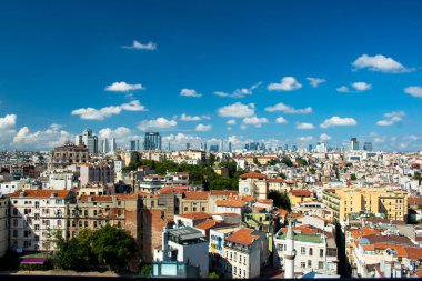 İstanbul şehri ve gökyüzü bulutlu Galata Kulesi 'nden Bosphorus