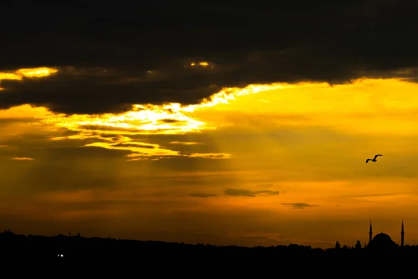 在乌云密布的天空中 伊斯坦布尔的日落 — 图库照片